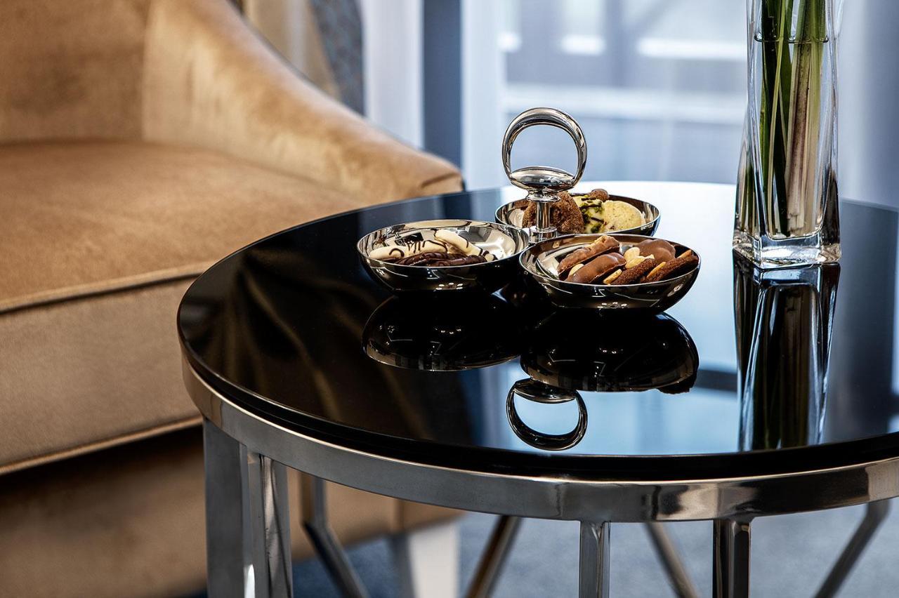 Boutique Odyseja & Spa Ciechocinek Exterior photo A table with a black glass top